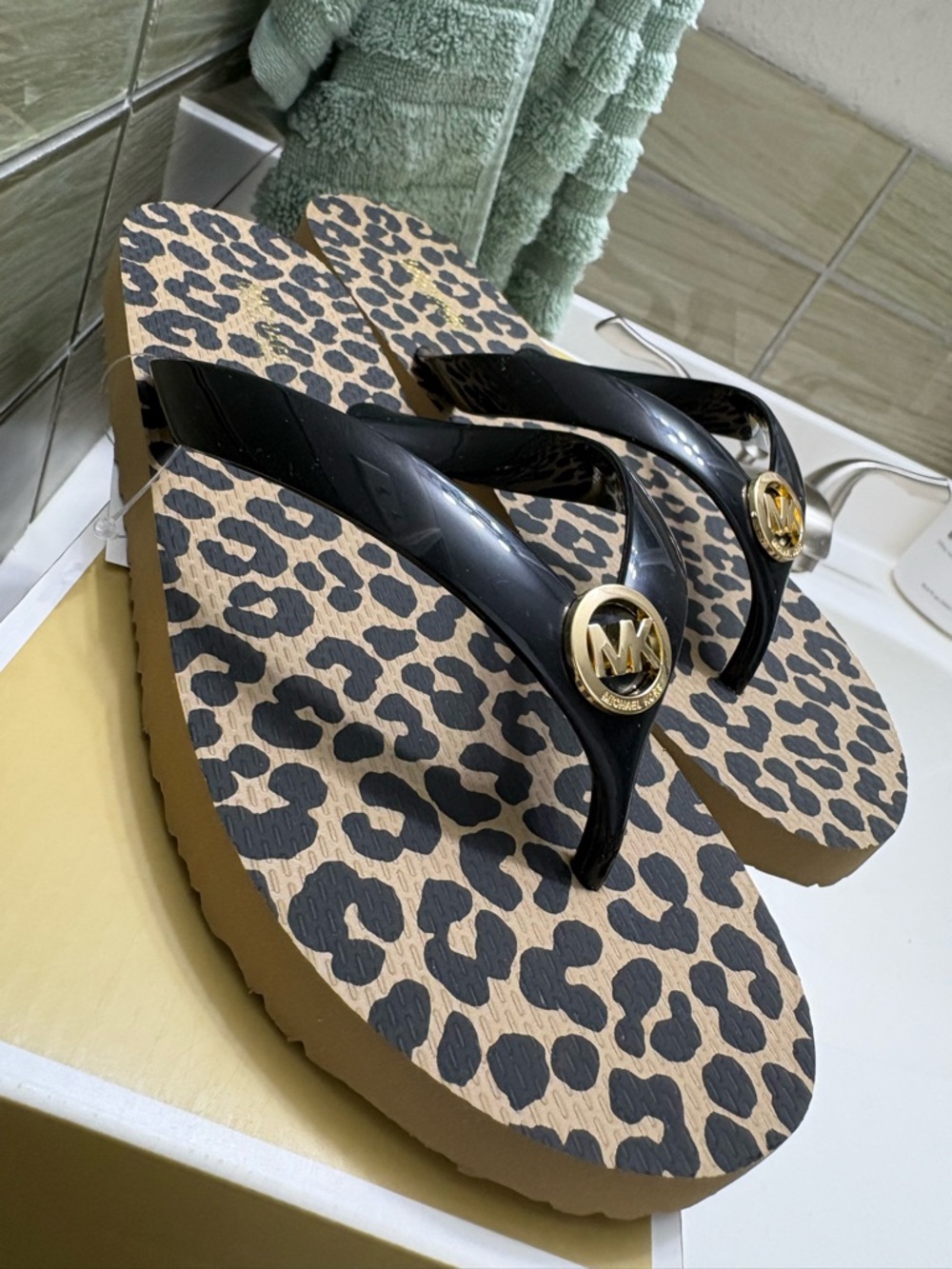 Michael Kors Black & Camel Leopard Print Flip Flops NEW IN BOX - Picture 4 of 6